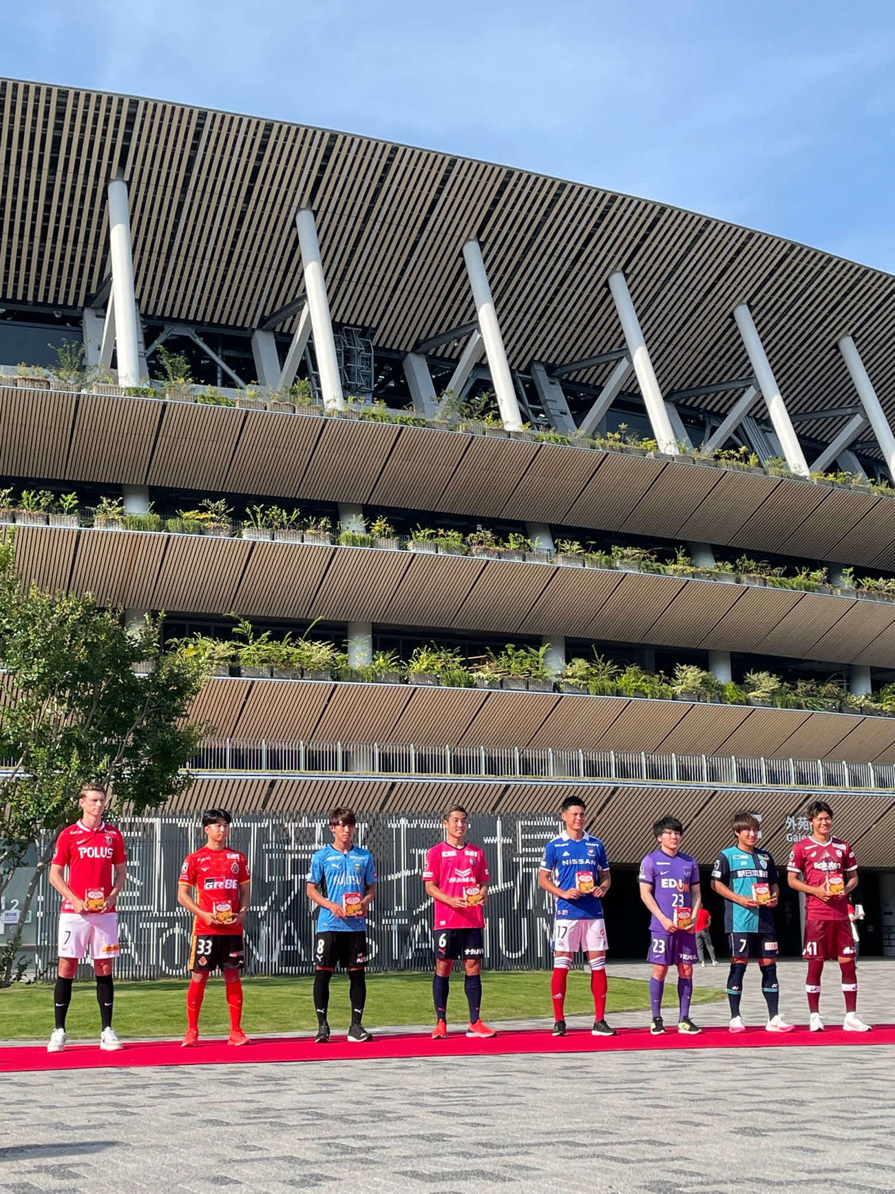 ルヴァン杯抽選を終えて記念撮影に応じる、左から浦和ユンカー、名古屋甲田、川崎F橘田、C大阪山中、横浜宮市、広島鮎川、福岡金森、神戸小田