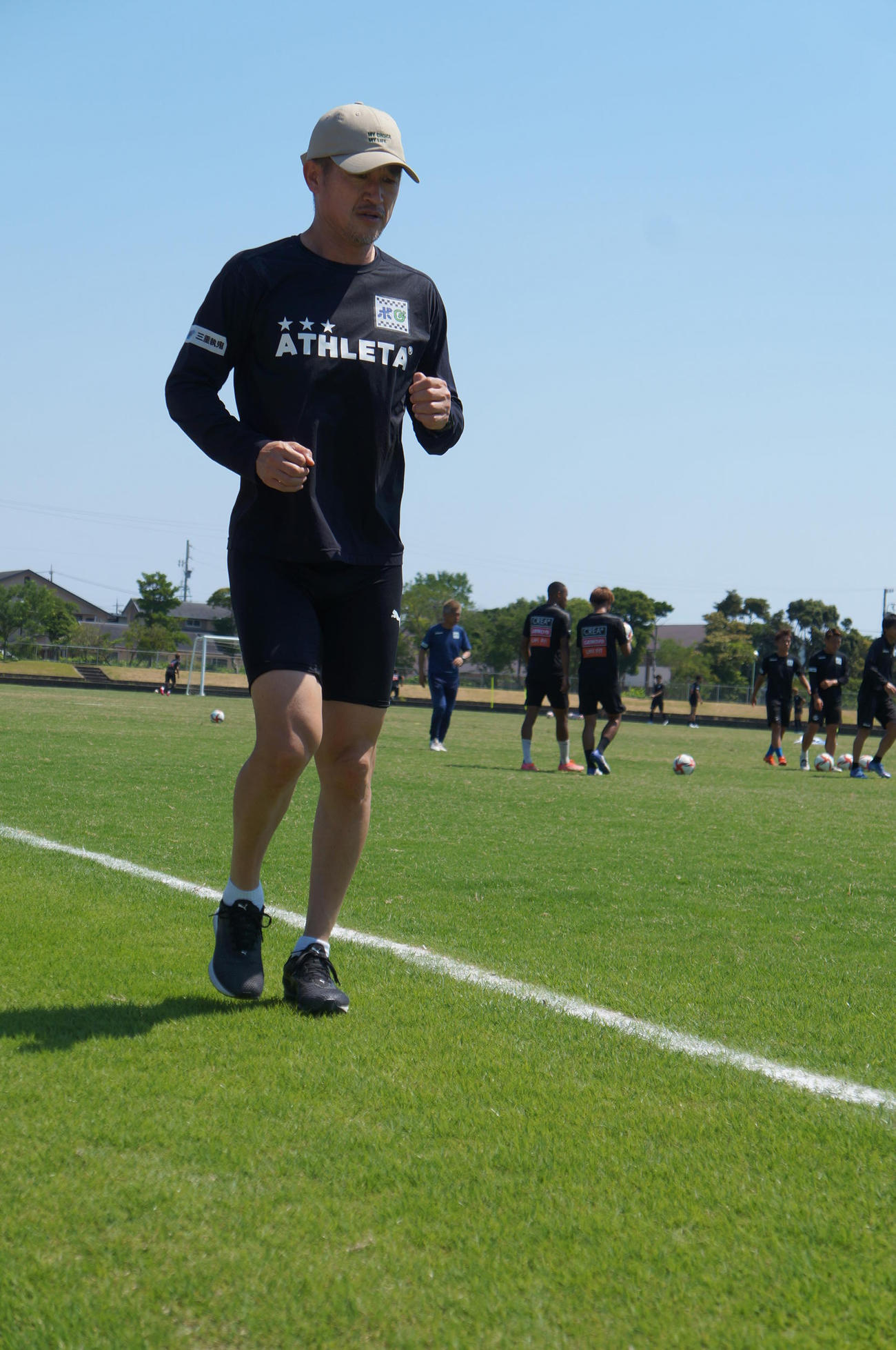 炎天下のグラウンドをランニングする鈴鹿カズ（撮影・益子浩一）