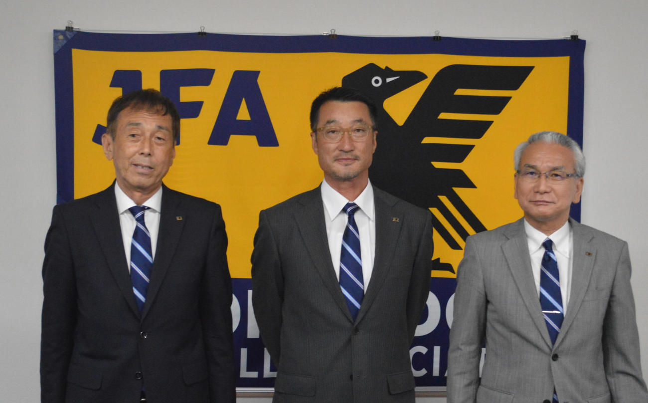 左から北海道サッカー協会の石井肇専務理事、越山賢一会長、船田清副会長
