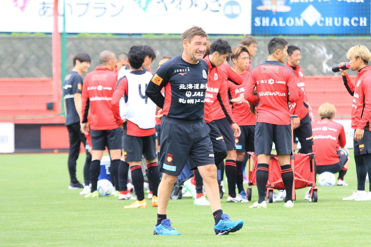京都戦前日練習を終え笑顔の札幌ペトロビッチ監督（撮影・保坂果那）