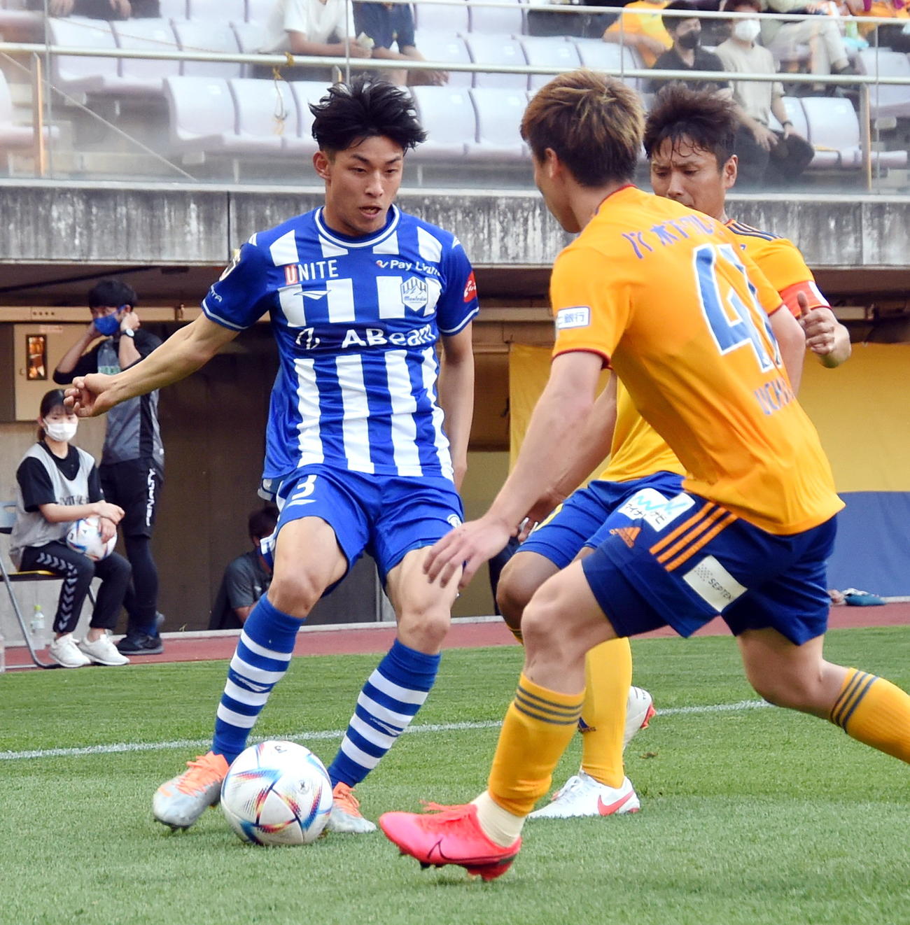 6月25日仙台戦でボールをキープする山形DF半田（左）