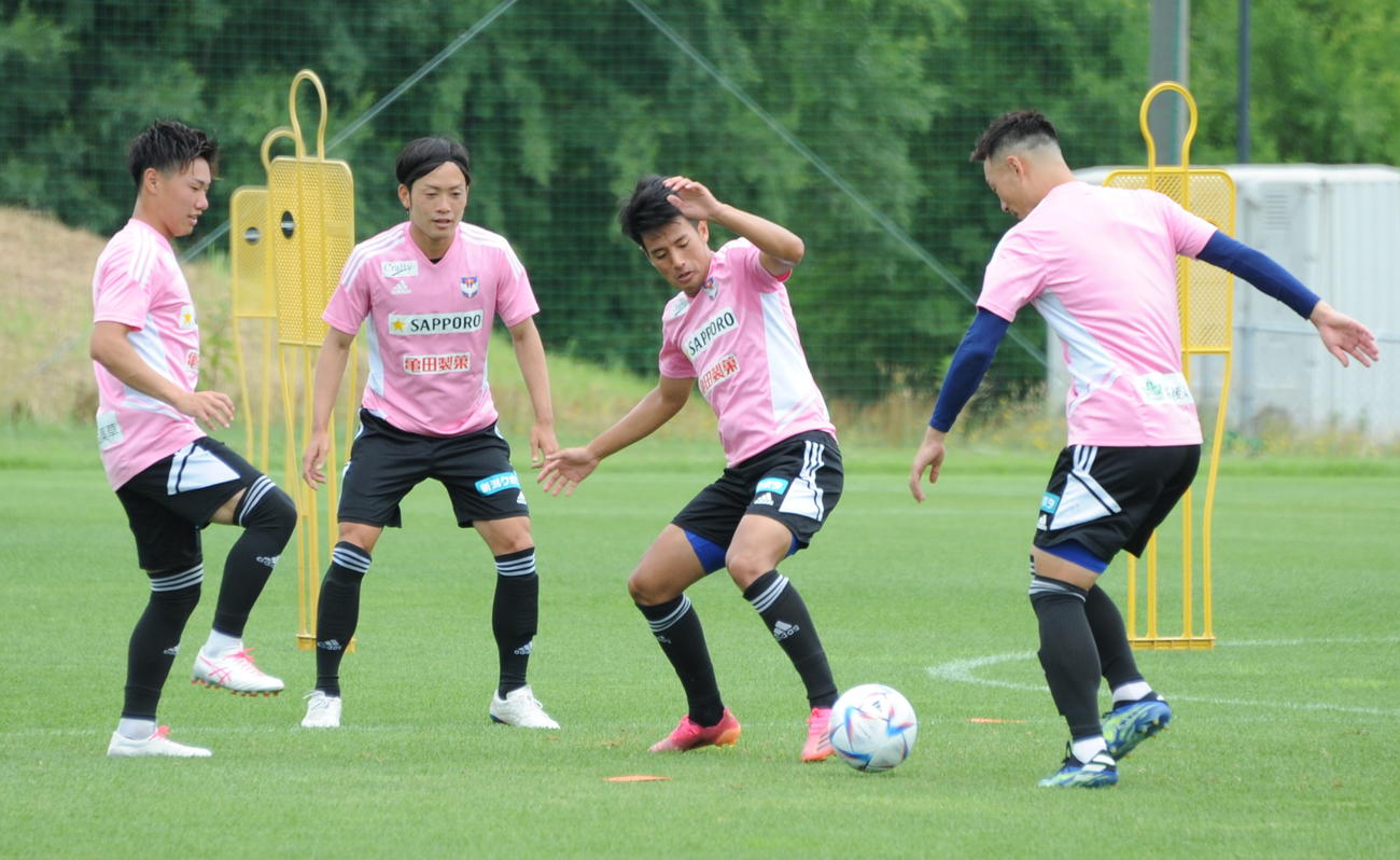 群馬戦前日練習に参加する松田（左から3人目）