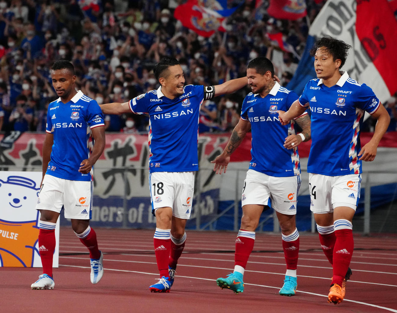 清水対横浜　後半、ハットトリックのゴールを決めた横浜レオ・セアラ（中央右）を祝福する水沼（同左）ら（撮影・江口和貴）