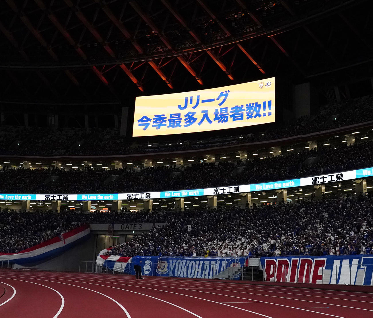清水対横浜　後半、Jリーグ今季最多入場者数を伝える電光掲示板（撮影・江口和貴）