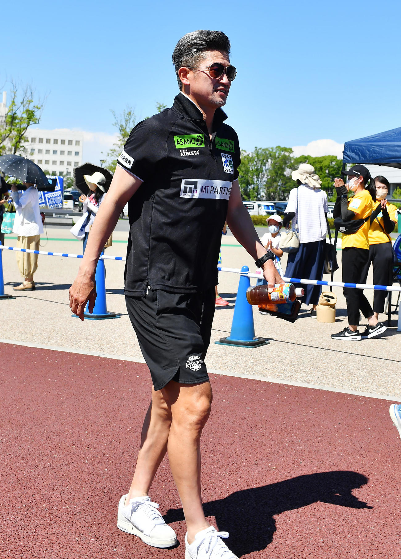 鈴鹿対奈良クラブ　試合会場入りする鈴鹿カズ（撮影・清水貴仁）