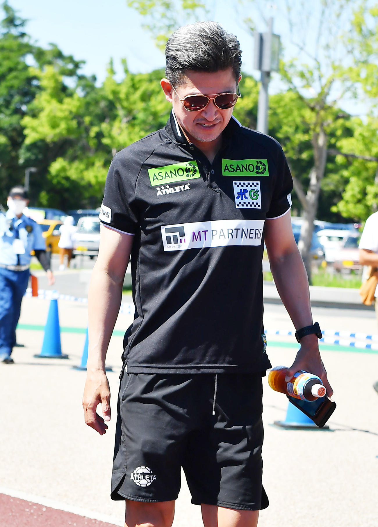 鈴鹿対奈良クラブ　試合会場入りする鈴鹿カズ（撮影・清水貴仁）