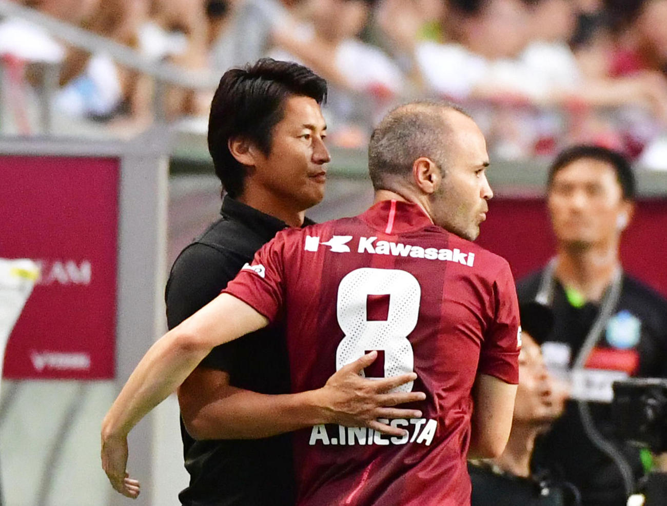 神戸吉田孝行監督（左）とイニエスタ（2018年撮影）