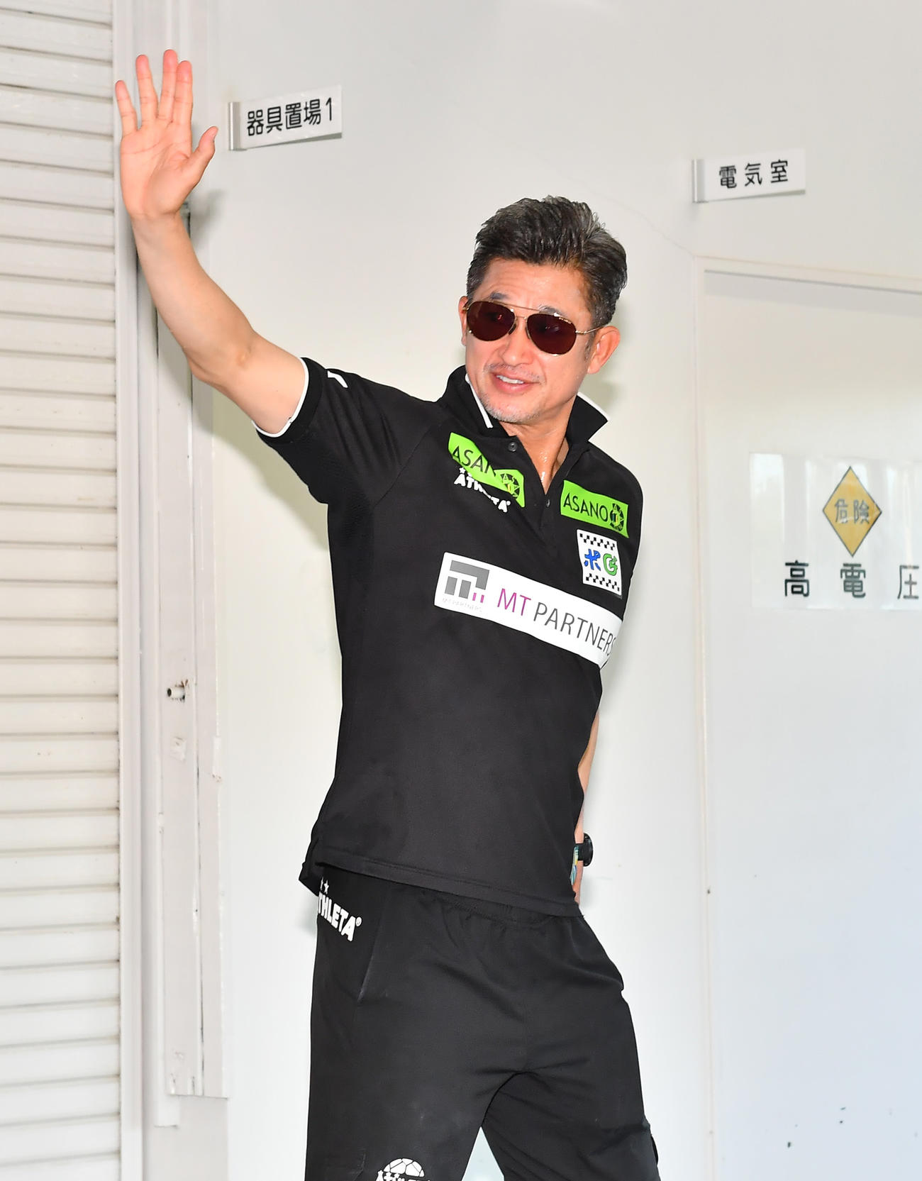鈴鹿対奈良クラブ　試合後、会見を終え引き揚げる鈴鹿カズ（撮影・清水貴仁）