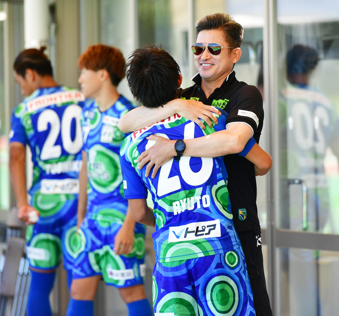 鈴鹿対奈良クラブ　試合開始直前、出場する選手を送り出す鈴鹿カズ（撮影・清水貴仁）