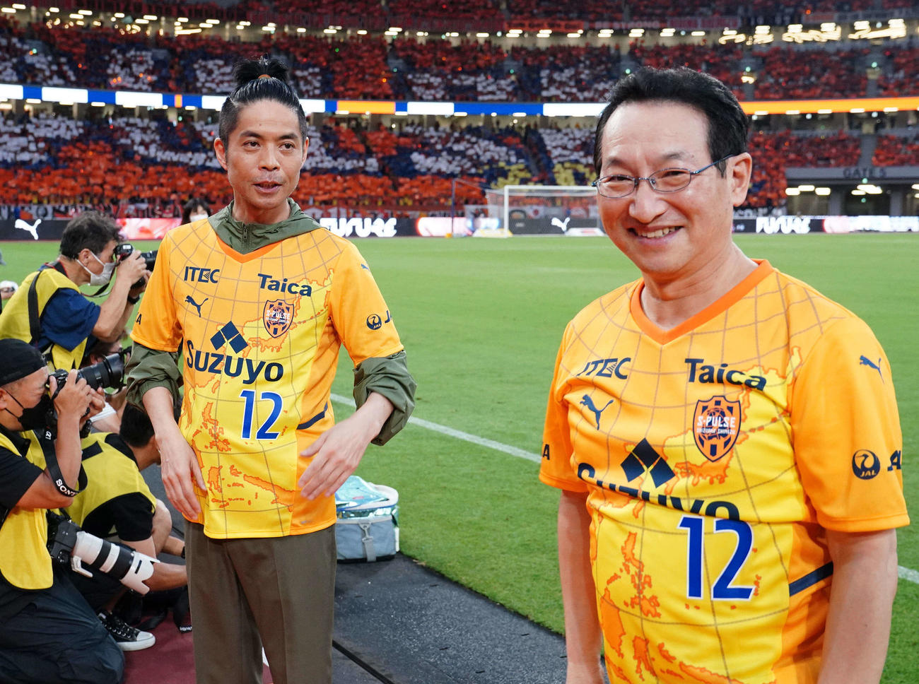 清水対横浜　試合前、キックインセレモニーに臨んだ久保田利伸（左）と春風亭昇太（撮影・江口和貴）