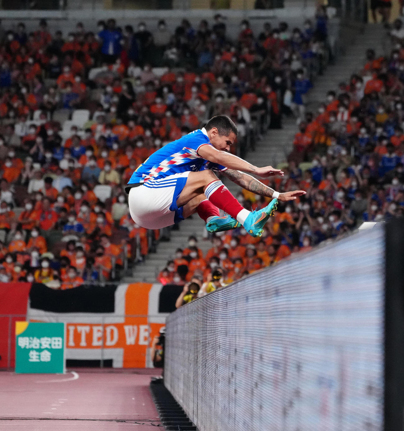 清水対横浜　後半、この日、自身2点目のゴールを決め広告看板を跳び越える横浜レオ・セアラ（撮影・江口和貴）