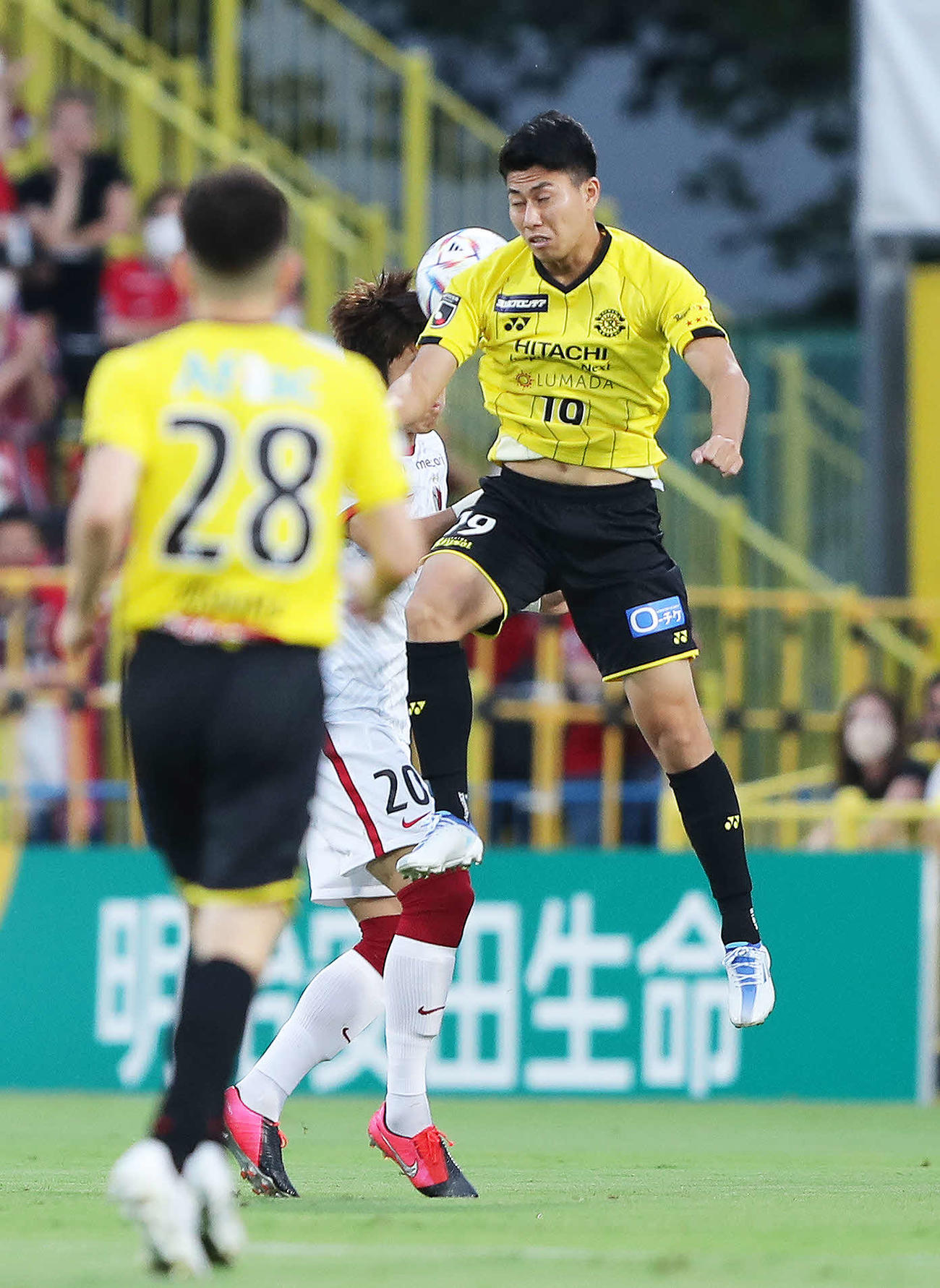 柏対鹿島　前半、鹿島キム・ミンテ（後方左）と競り合う柏細谷（撮影・河田真司）