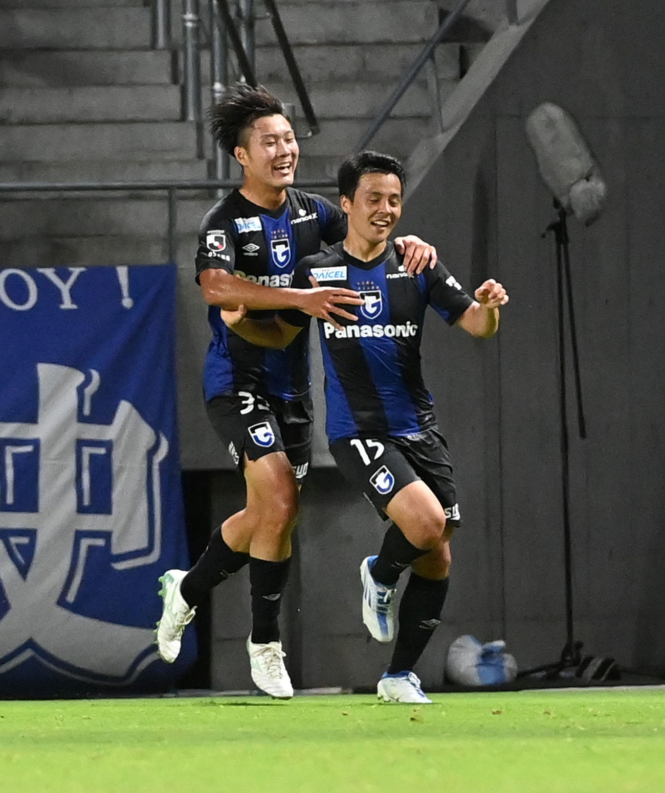 G大阪対浦和　前半、先制ゴールを決めたG大阪斉藤（右）坂本の祝福を受け（撮影・前岡正明）