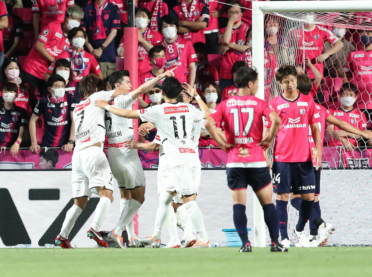 C大阪対川崎F　前半、先制のヘディングシュートを決めた谷口（左から2人目）と抱き合って喜ぶ川崎Fイレブン（撮影・白石智彦）