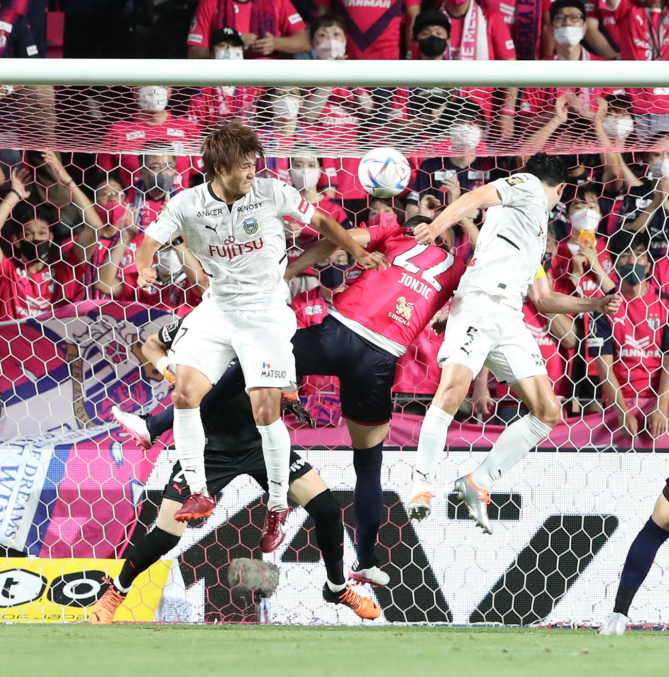 C大阪対川崎F　前半、先制のヘディングシュートを決めるF川崎谷口（右）（撮影・白石智彦）