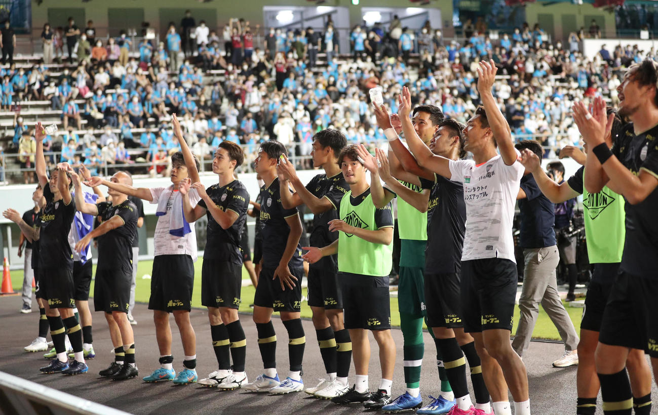 鳥栖対神戸　鳥栖に勝利しサポーターにあいさつする神戸イレブン（撮影・梅根麻紀）