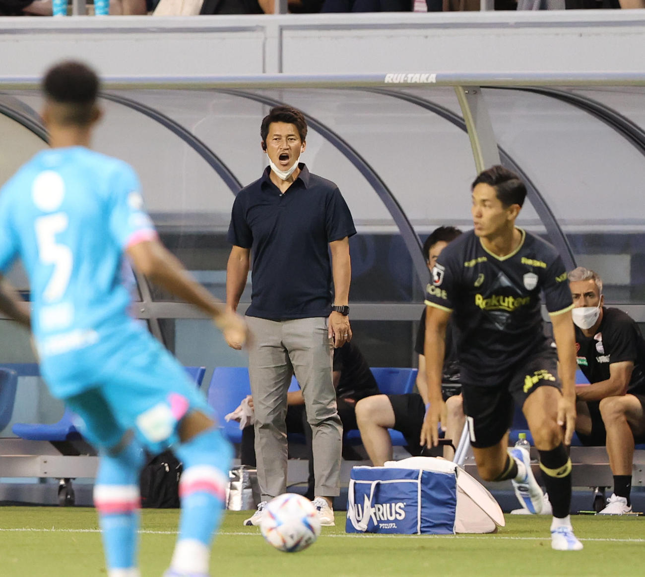 鳥栖対神戸　ベンチから選手に声をかける吉田孝行監督（撮影・梅根麻紀）