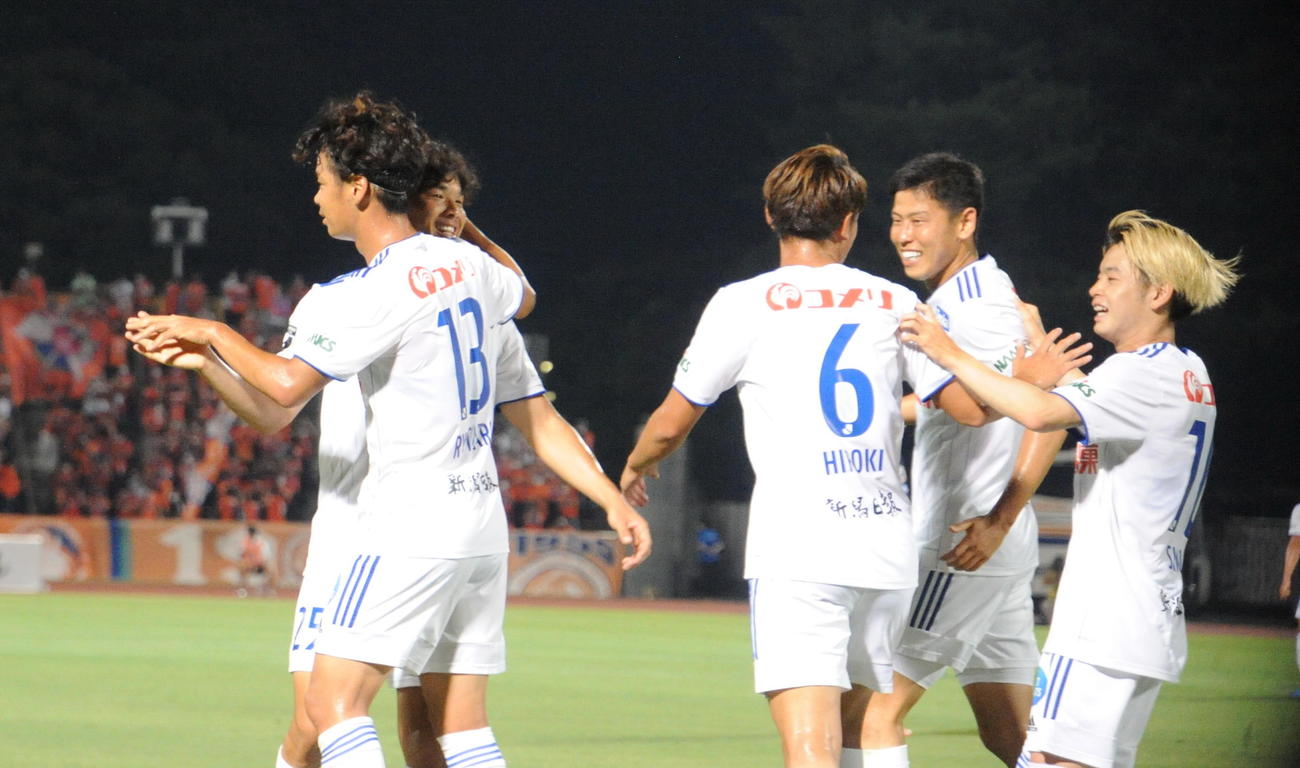 追加点を決めた伊藤（左）をチームメートが祝福