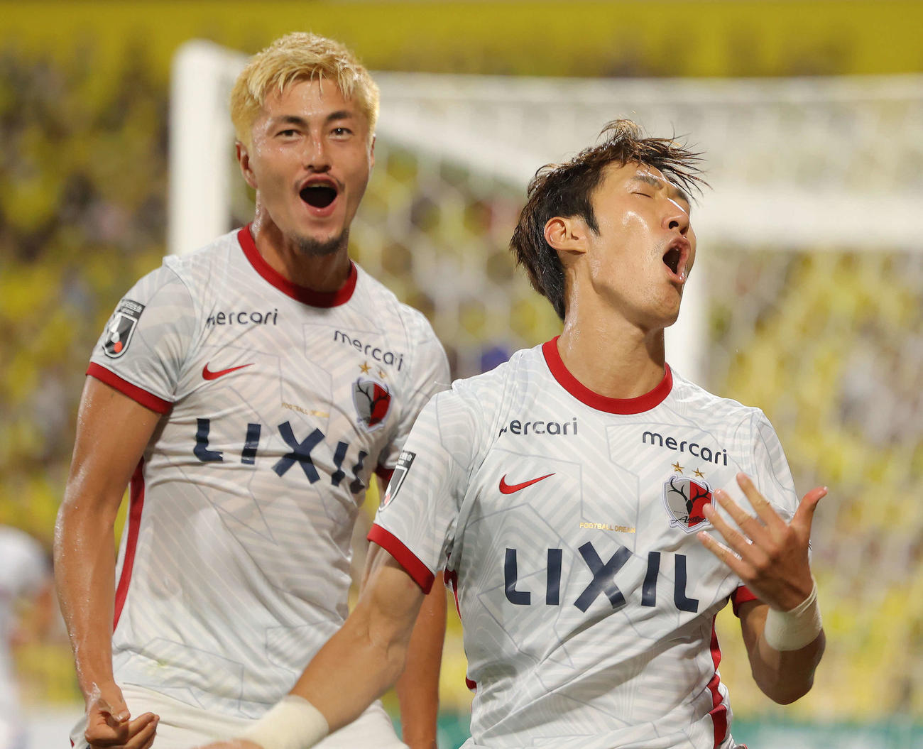 柏対鹿島　前半、鹿島キム・ミンテ（右）は先制ゴールを決め雄たけびを上げる。左は鹿島鈴木（撮影・河田真司）