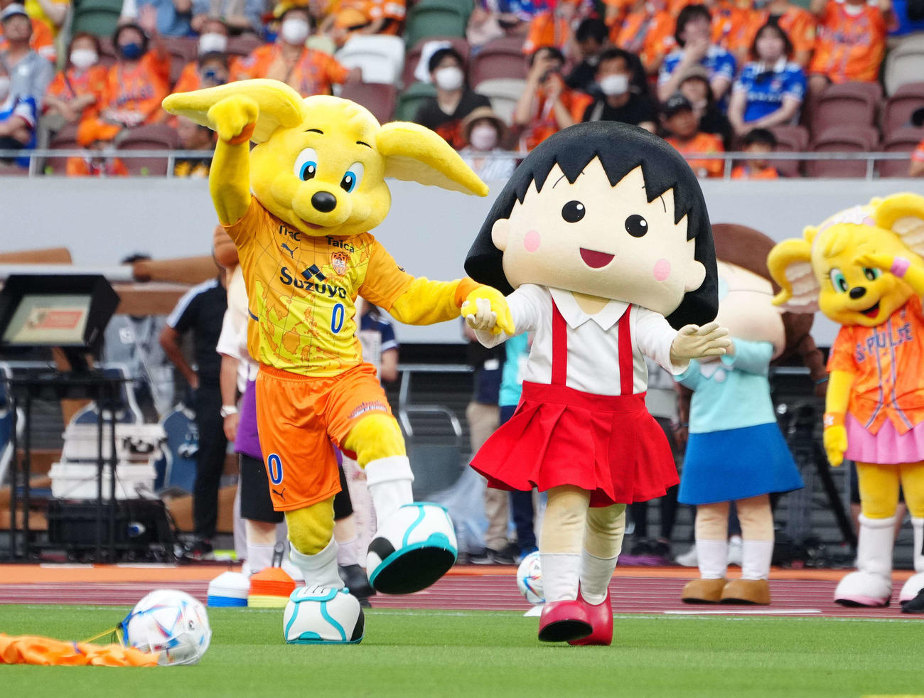 清水対横浜　試合前、国立競技場上空から投下されたボールを取りに向かう清水マスコットのパルちゃん（左）とまる子（撮影・江口和貴）