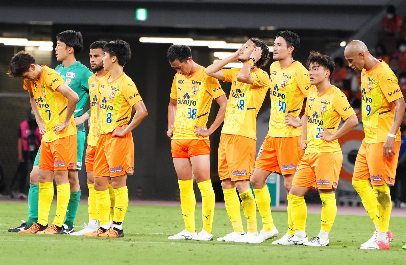 清水対横浜　横浜に敗れ、厳しい表情で整列する清水の選手たち（撮影・江口和貴）