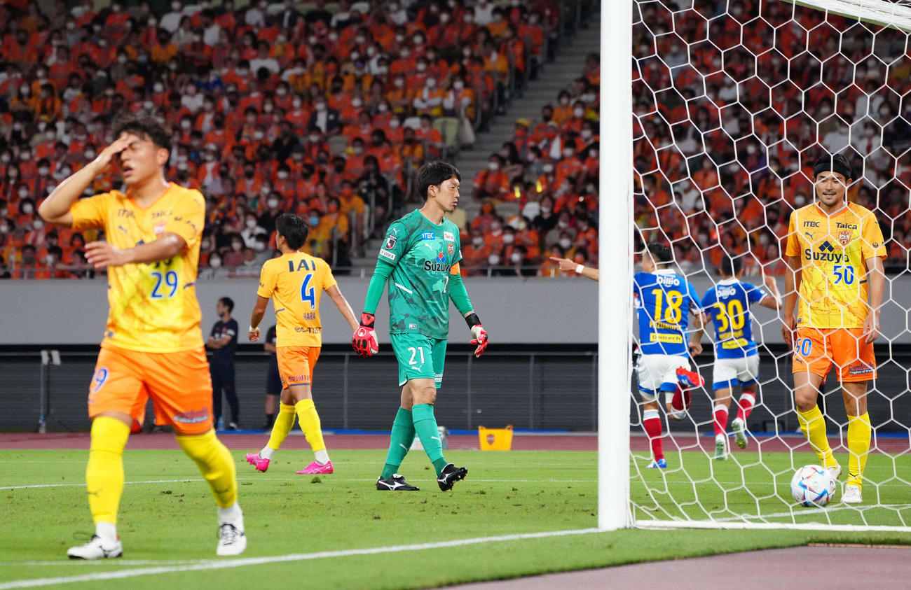 清水対横浜　前半、横浜西村に先制ゴールを決められた清水GK権田（中央）（撮影・江口和貴）