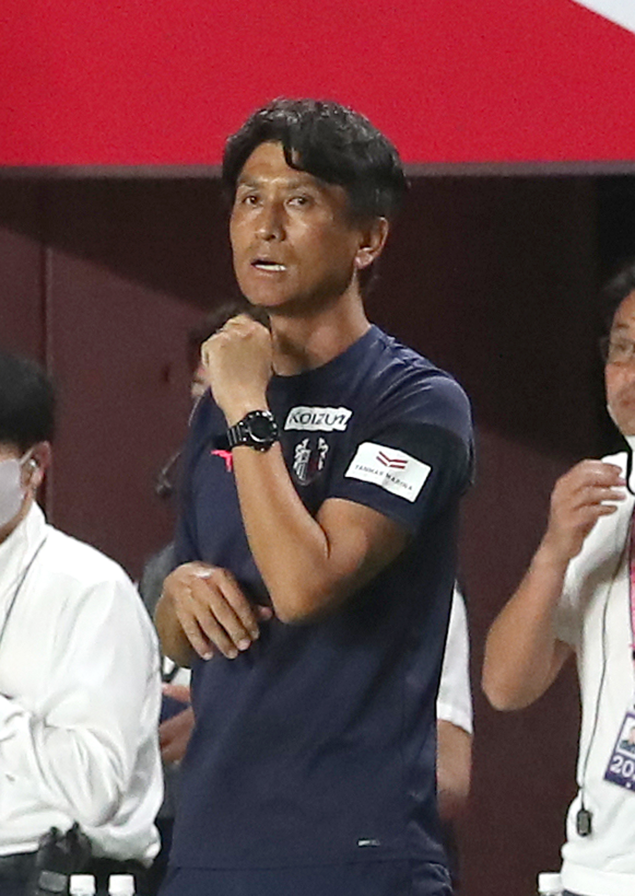 C大阪対川崎F　後半、選手に指示を出すC大阪小菊監督（撮影・白石智彦）