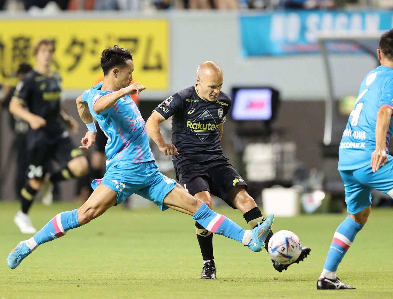 鳥栖対神戸　前半、神戸イニエスタは前線にパスを送る（撮影・梅根麻紀）