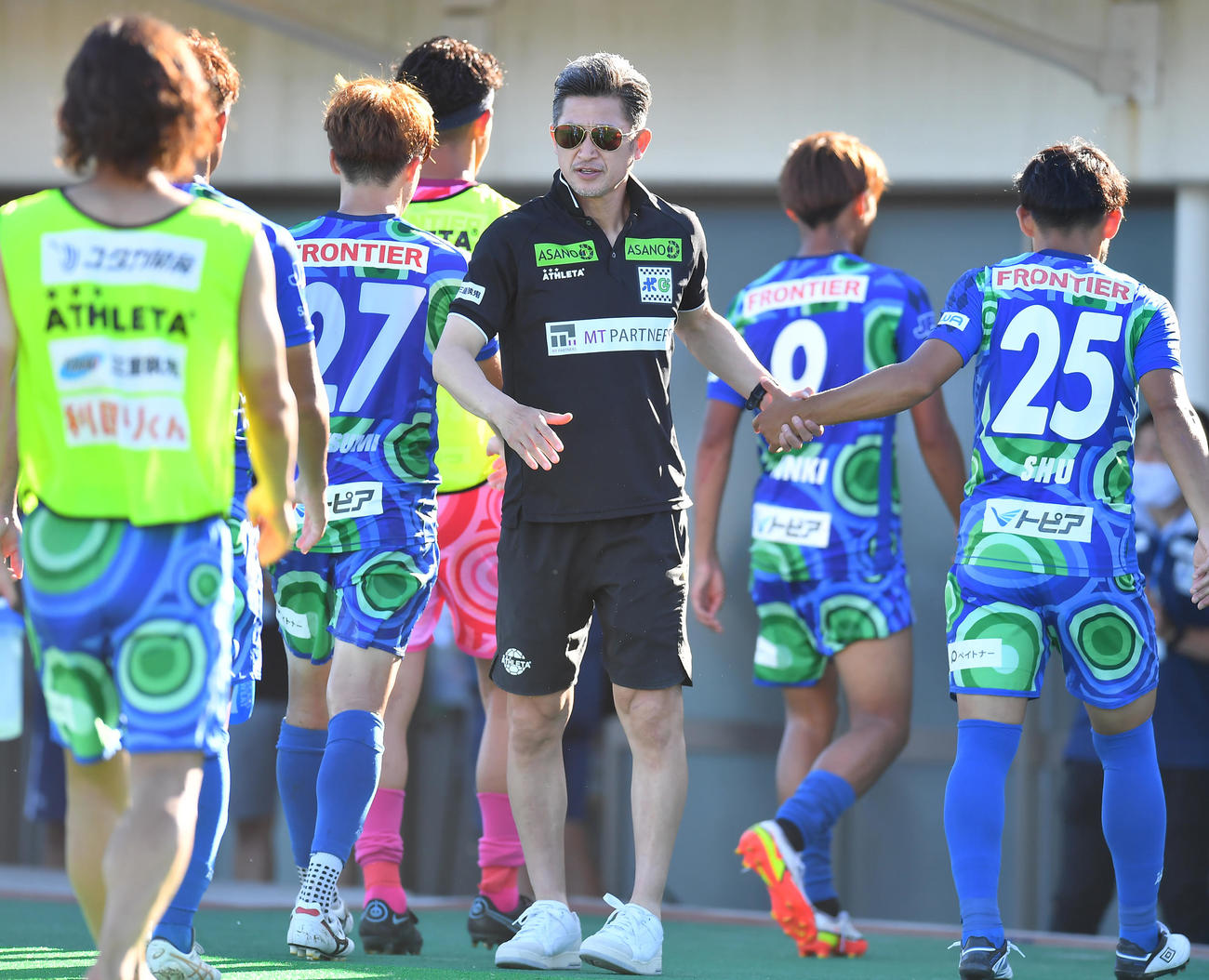 鈴鹿対奈良クラブ　試合を終えた選手を出迎える鈴鹿カズ（撮影・清水貴仁）