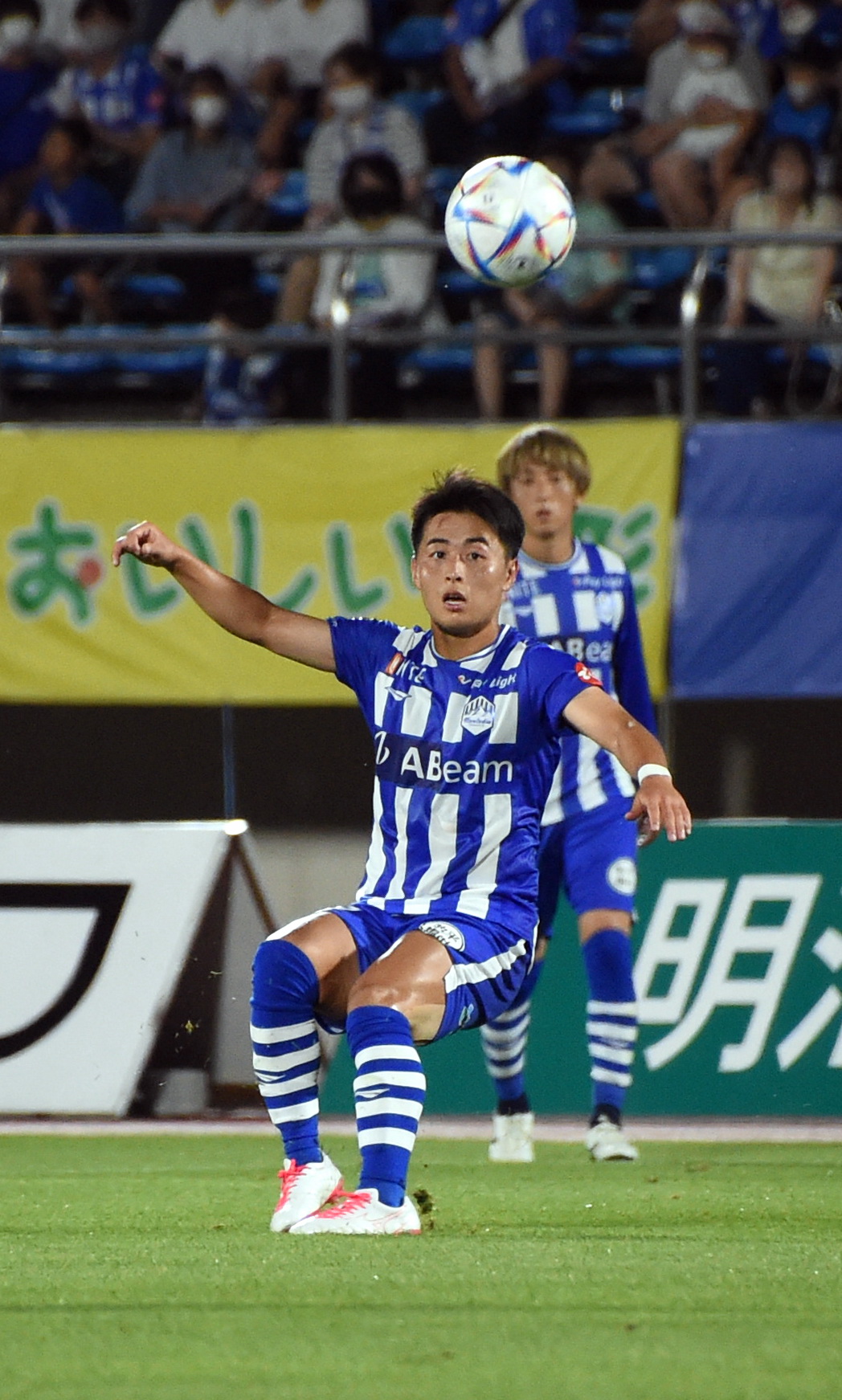 前半、クロスを入れる山形FW藤原
