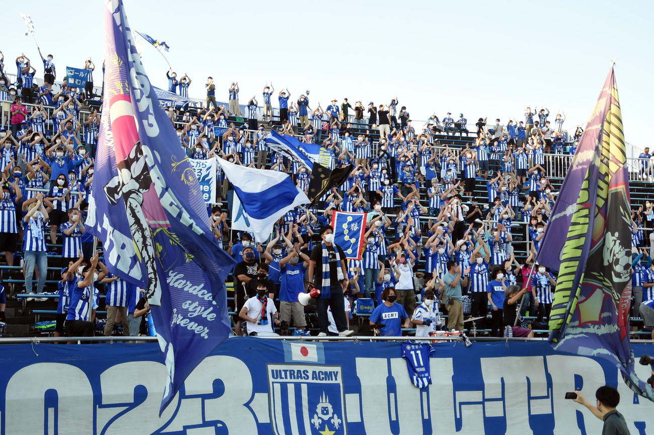 試合前に応援チャントを歌う山形サポーター（撮影・山田愛斗）
