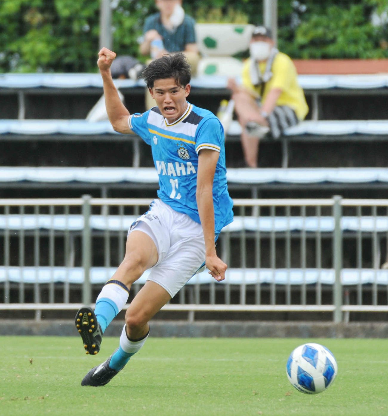 前半、先制ゴールを決める磐田U－18の後藤　　