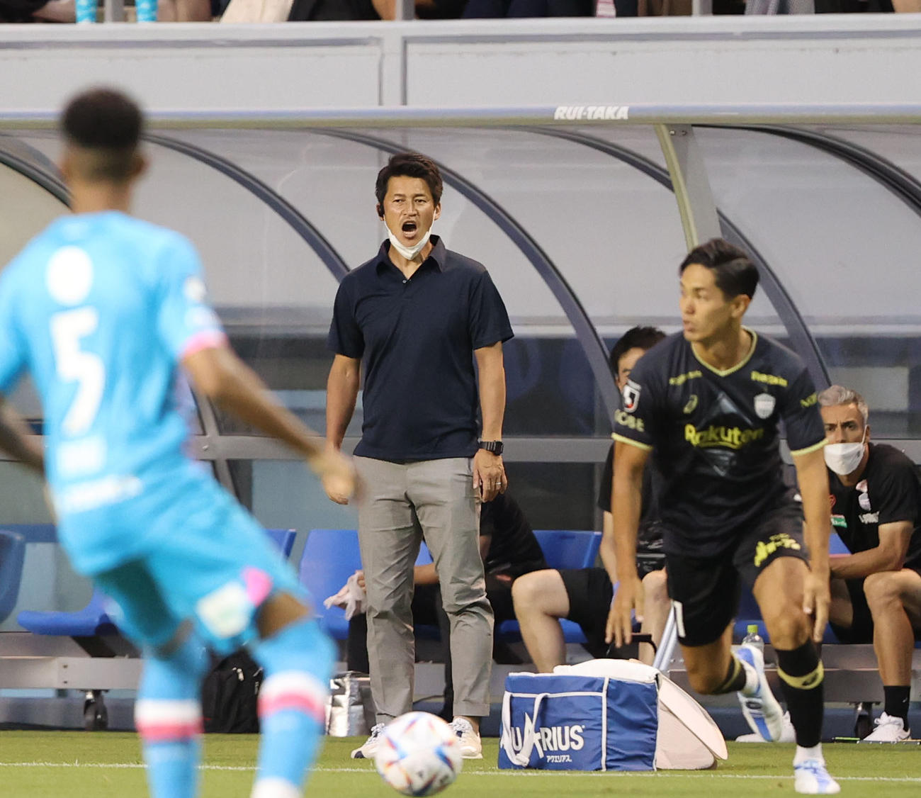 2日、鳥栖戦で選手に声をかける神戸吉田孝行監督