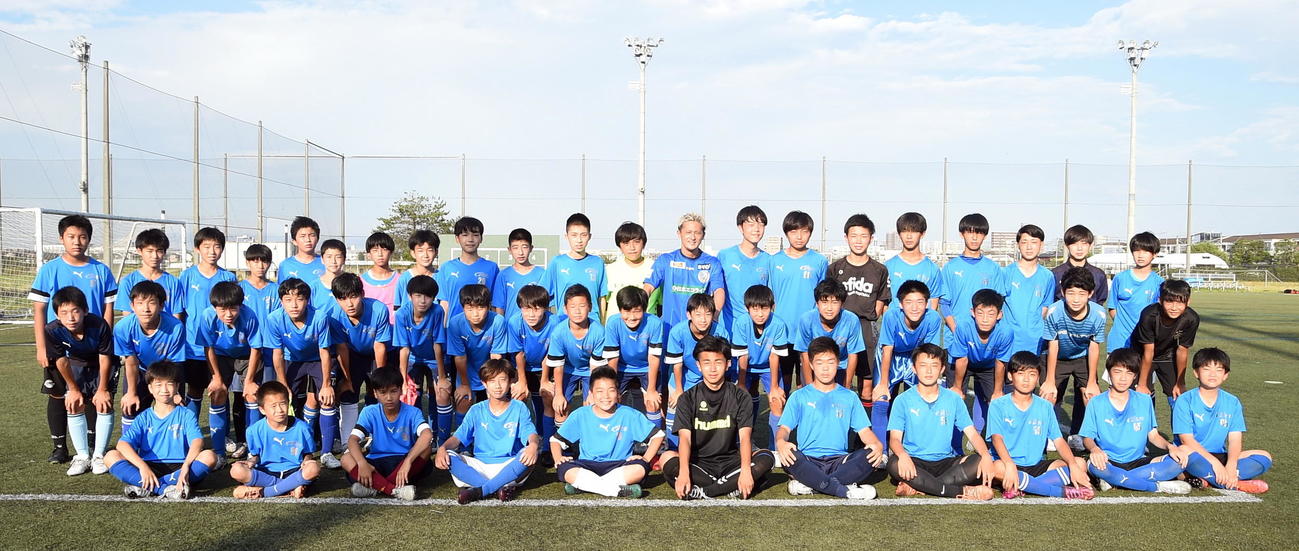 東北学院中の選手たちと記念撮影する南葛SC・MF関口訓充（3列目中央）（撮影・山田愛斗）