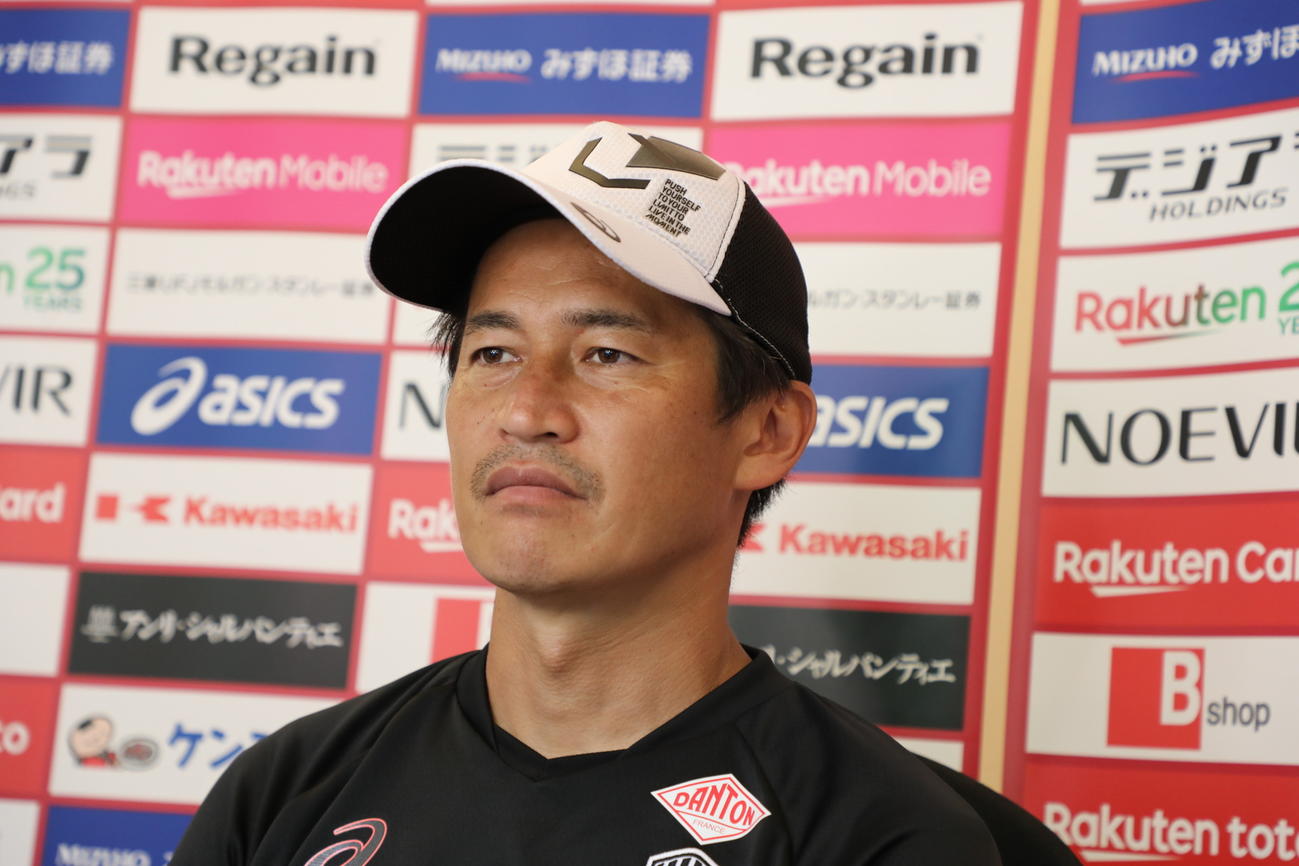 就任2戦目の清水戦への意気込みを語る神戸吉田孝行監督（C）VISSEL KOBE