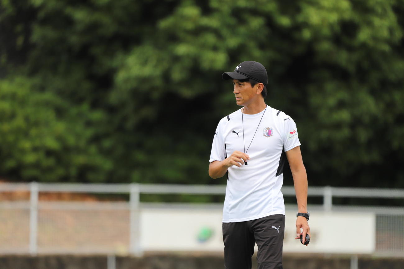 鹿島戦に向けて練習を指揮するC大阪小菊監督（C）CEREZO OSAKA