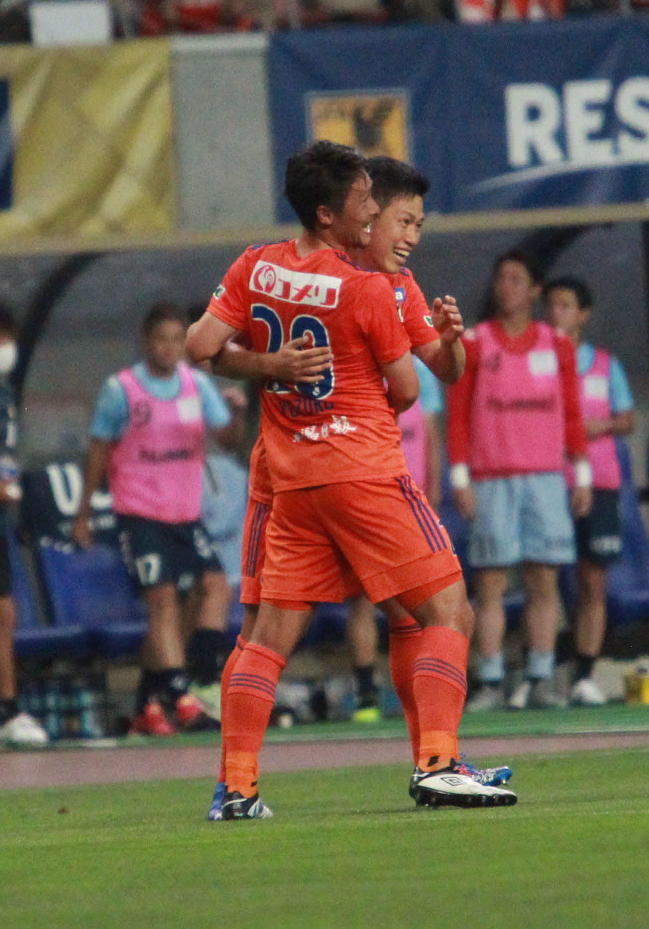前半22分に同点FKを決めた島田（左）は高に抱きつかれる
