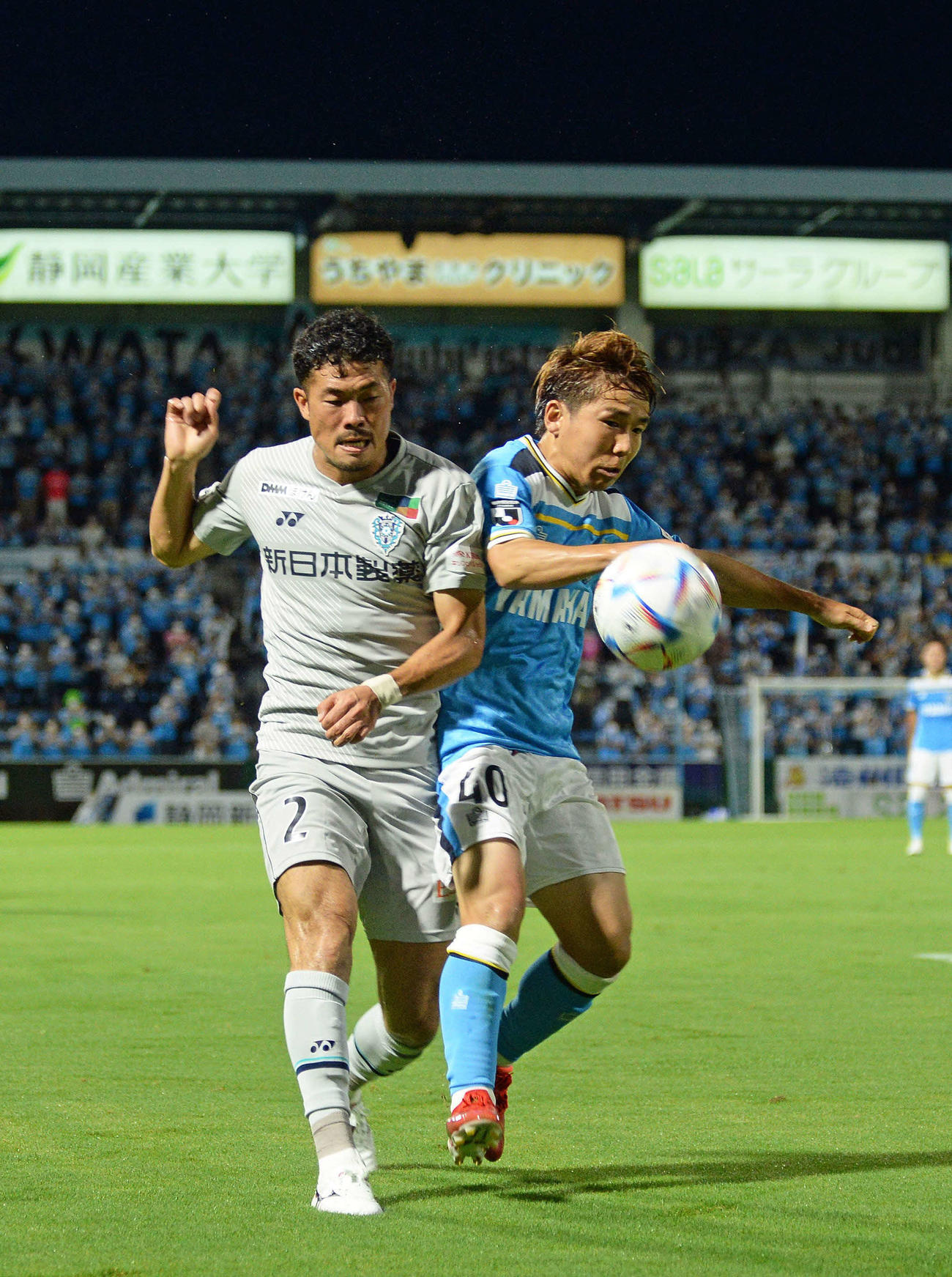 相手と競り合う磐田金子（右）