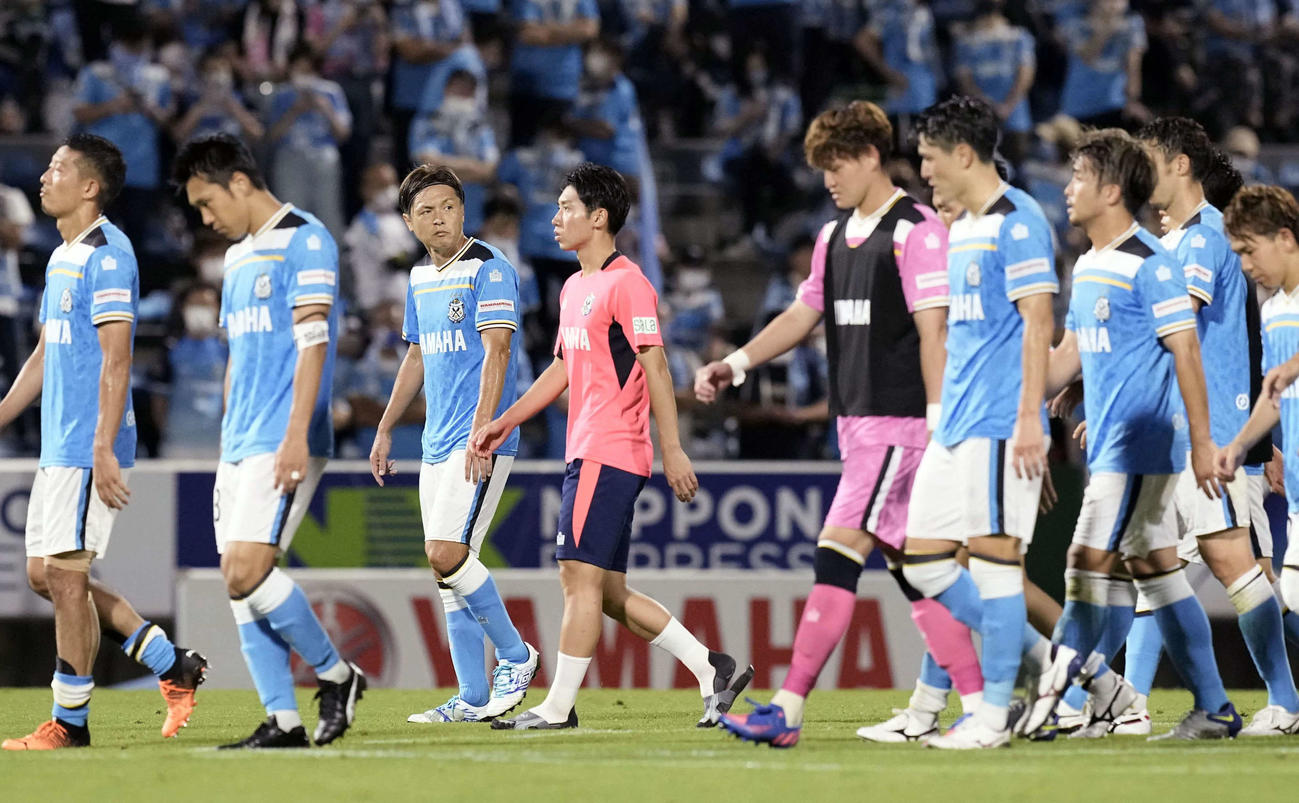 福岡に敗れ引き揚げる遠藤（左から3人目）ら磐田イレブン