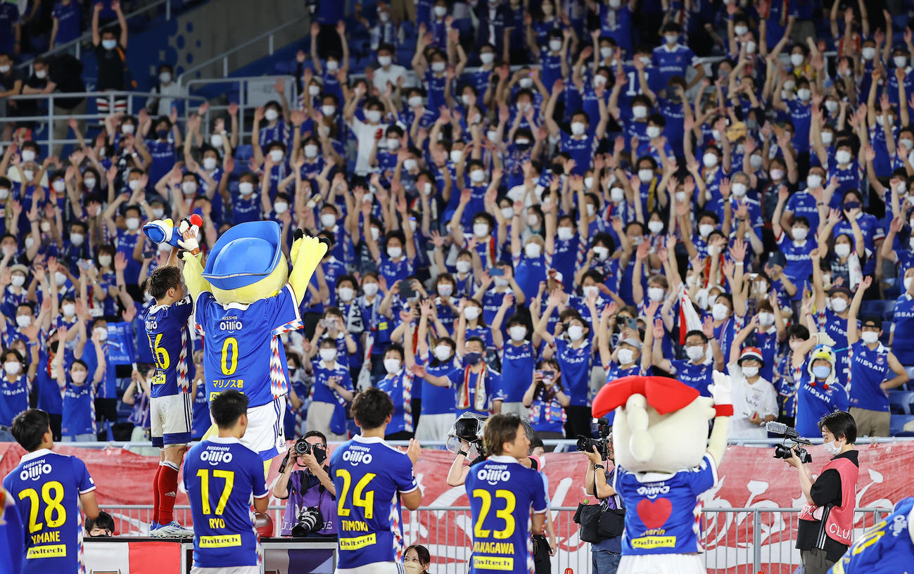 横浜対広島　試合に勝利しMVPに選ばれた小池（左）はサポーターと喜びを分かち合う（撮影・垰建太）