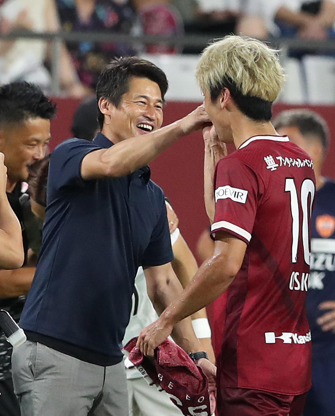 神戸対清水　清水に勝利して大迫（右）と笑顔でタッチを交わす吉田監督（撮影・白石智彦）