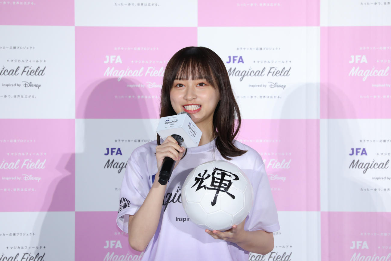 七夕にちなみ「輝」と願いを書いたサッカーボールを持つ日向坂46影山優佳（C）Disney JFA Magical Field Inspired by Disney