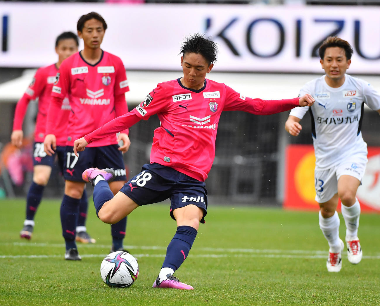 シュートを放つC大阪北野北野颯太（2022年3月26日撮影）