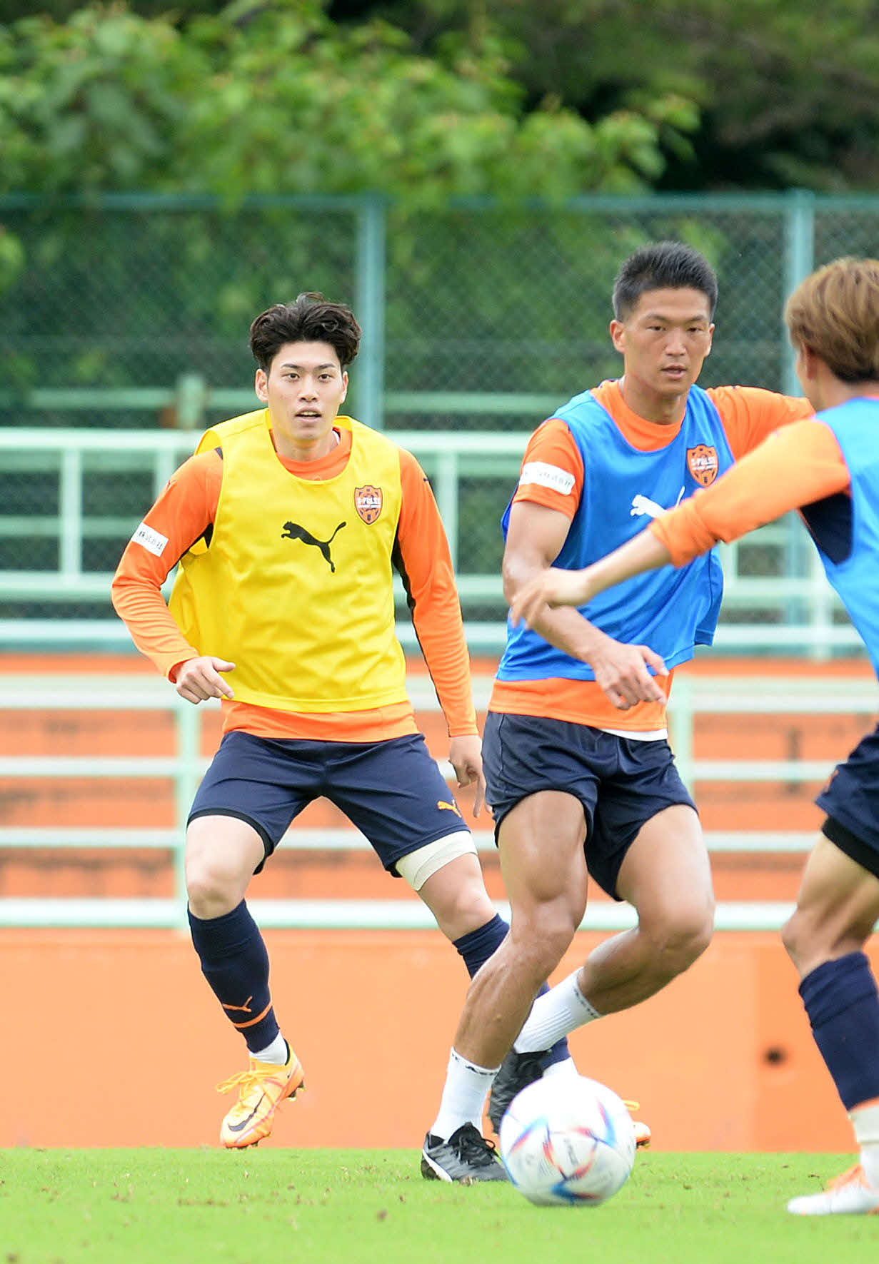 全体練習に合流した清水鈴木唯（左）。右は北川