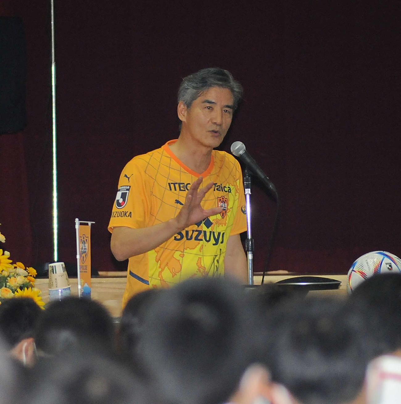講演する清水の山室社長