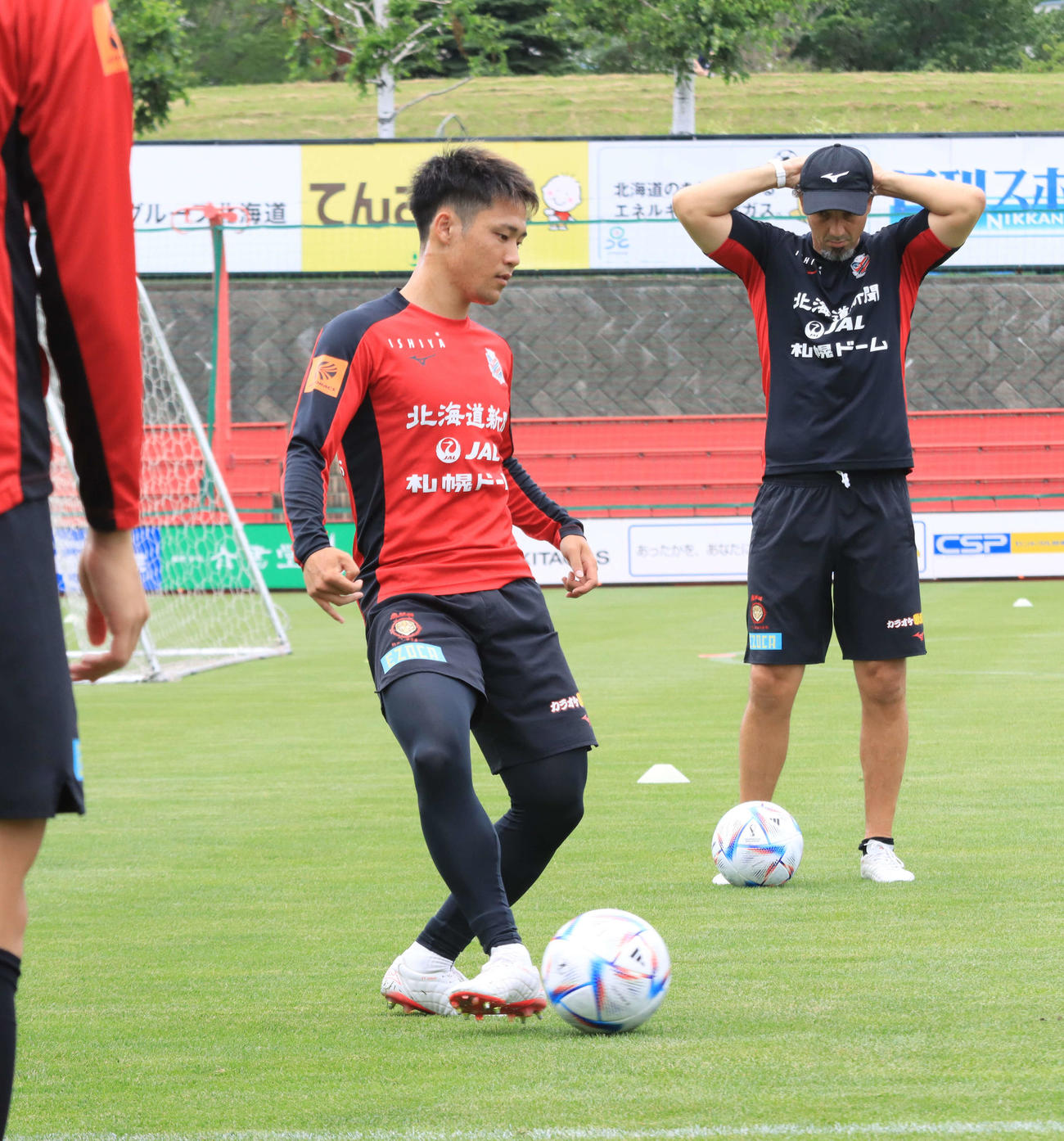 誕生日に鹿島戦前日練習に臨む札幌小柏（左）（撮影・保坂果那）
