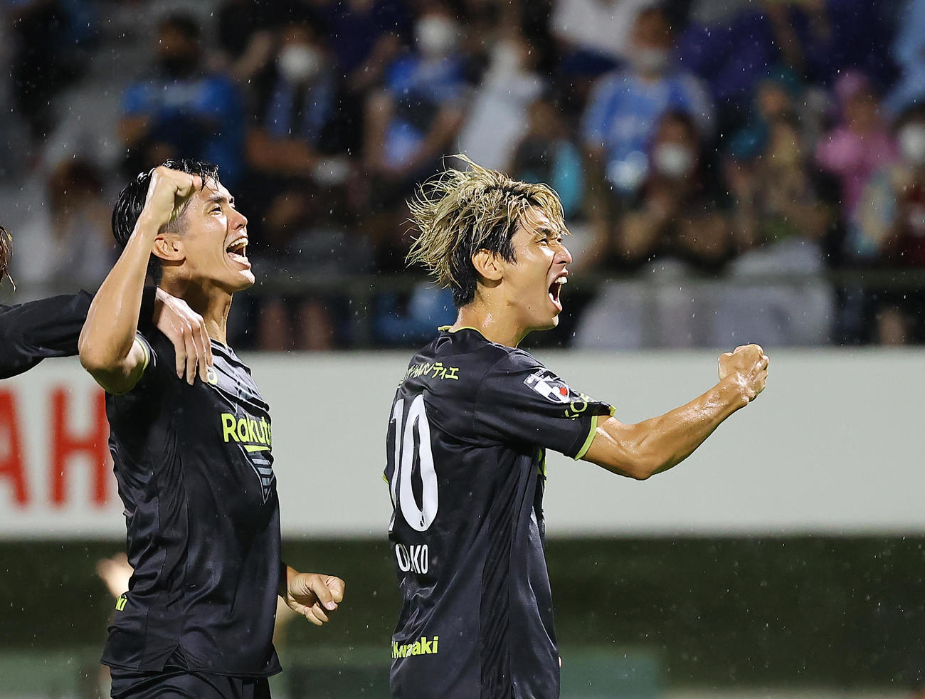 磐田対神戸　後半、PKでゴールを決め雄たけびを上げる神戸大迫（右）と武藤（撮影・垰建太）