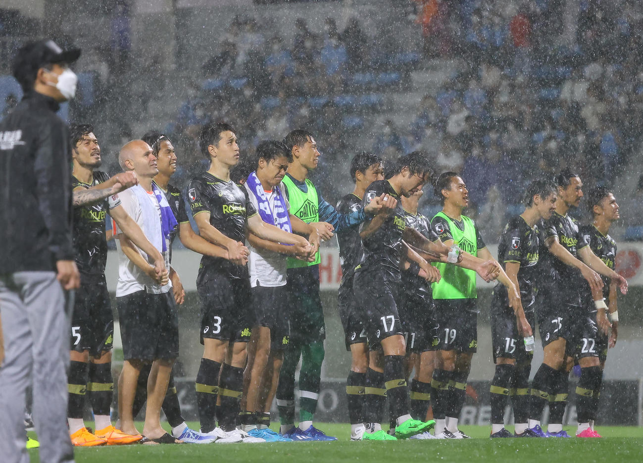 磐田対神戸　磐田に勝利しスタンドにあいさつする神戸の選手たち（撮影・垰建太）