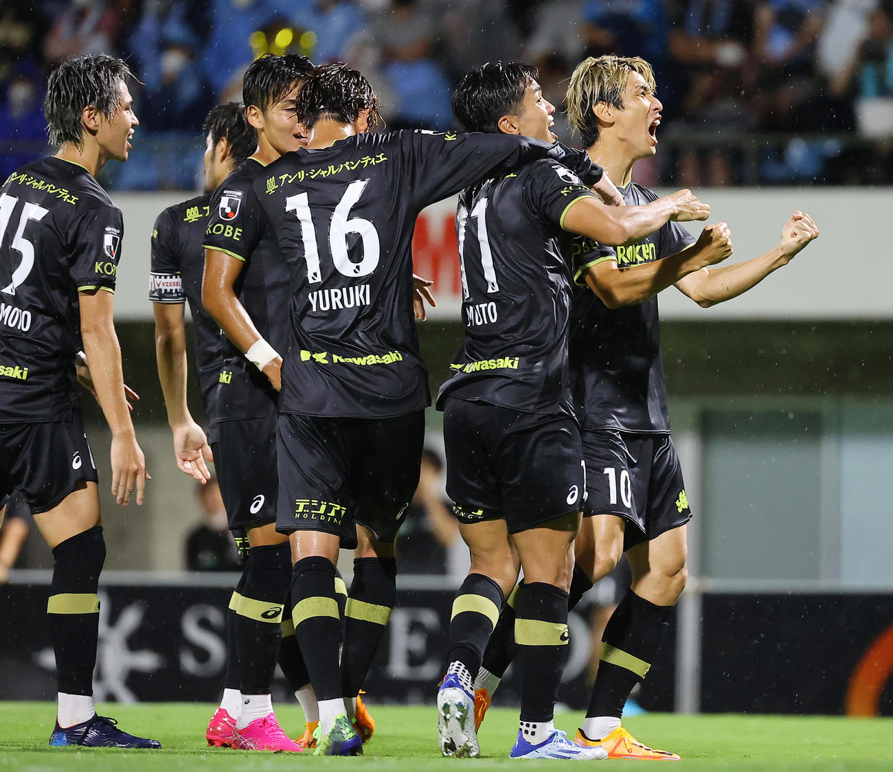 磐田対神戸　後半、PKでゴールを決め雄たけびを上げる神戸大迫（右）（撮影・垰建太）