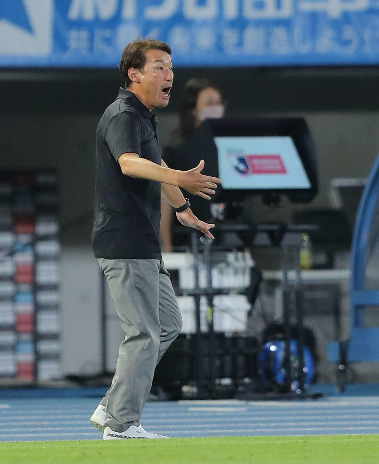 川崎F対G大阪　前半、選手に指示を送るG大阪片野坂監督（撮影・河田真司）